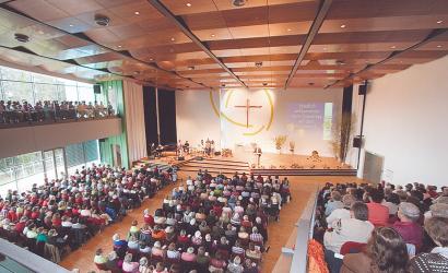 Ein gefüllter Saal während das Forum stattfindet