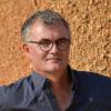 Bild zeigt einen lächelnden Christoph Zehendner vor orangenem Hintergrund